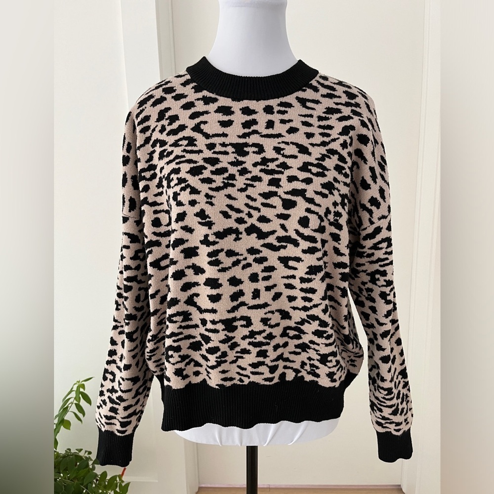 T TAHARI Cheetah Animal Print Crew Neck Boxy Sweater Casual Relaxed Fit Cozy